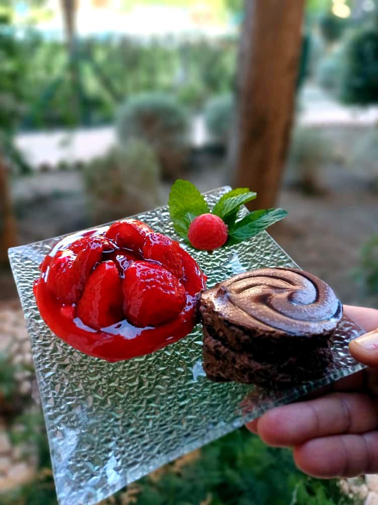 Postre de catering con fresas y bizcocho de chocolate